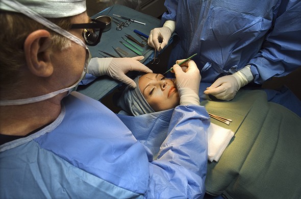 surgeon-operating.jpg